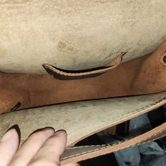 SaddlebackBrown Leather Messenger Bag with Classic Design unisex